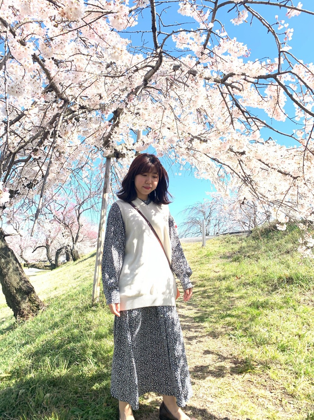 「シンプルコーデ、春コーデ、ワンピース、ニットベスト、休日スタイル、花柄ワンピース、GU、スティーブンアラン、KOBE LETTUCE」｜「Steven Alanの＜Steven Alan＞ CORD CTN V-NECK KNIT VEST/ニットベスト（ベスト、ベージュ系）」を使った、yukiiiiii0215さん（レディース・148cm）の春コーディネートの1枚目の写真