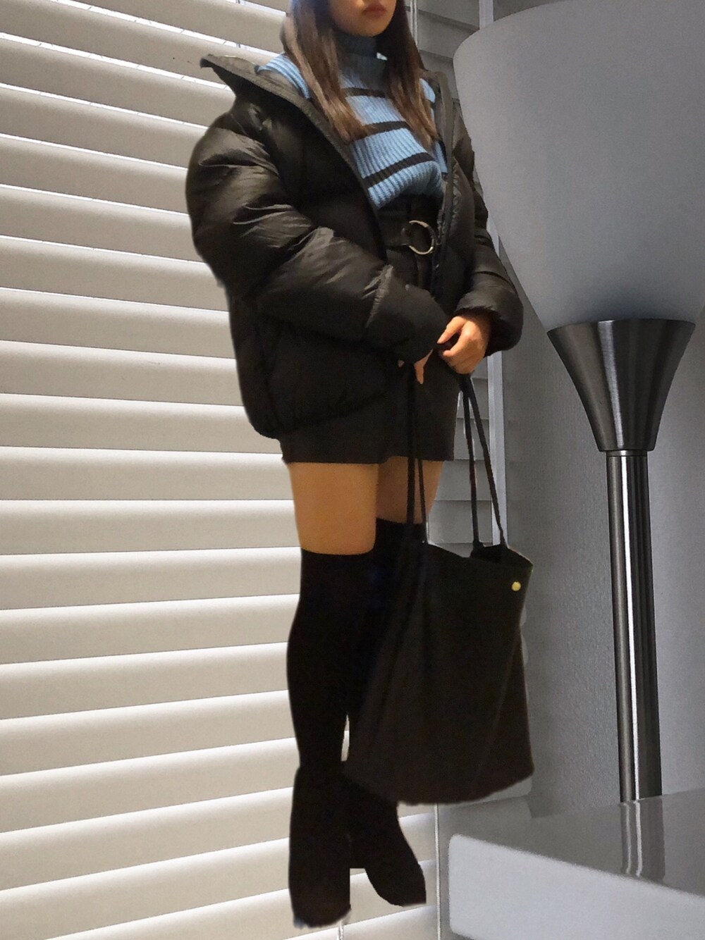 「オルチャンファッション、低身長コーデ、ダウン、ハイネック、ニット、レザー、スカート、スクエアトゥ、ootd、오오티디」｜「MOUSSYのアイテム（ニット/セーター、ブルー系）」を使った、エテさん（レディース・150cm）の冬コーディネートの1枚目の写真
