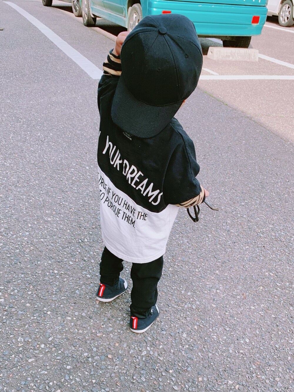 「春コーデ、休日スタイル、おとこのこ、キッズコーデ、キッズファッション、キャップ、ボーダー、モノトーン、男の子コーデ、一歳男の子」｜「NEEDLE WORKのアイテム（Tシャツ/カットソー、ブラック系）」を使った、ぎんのすけとすずのすけさん（キッズ・90cm）の春コーディネートの1枚目の写真