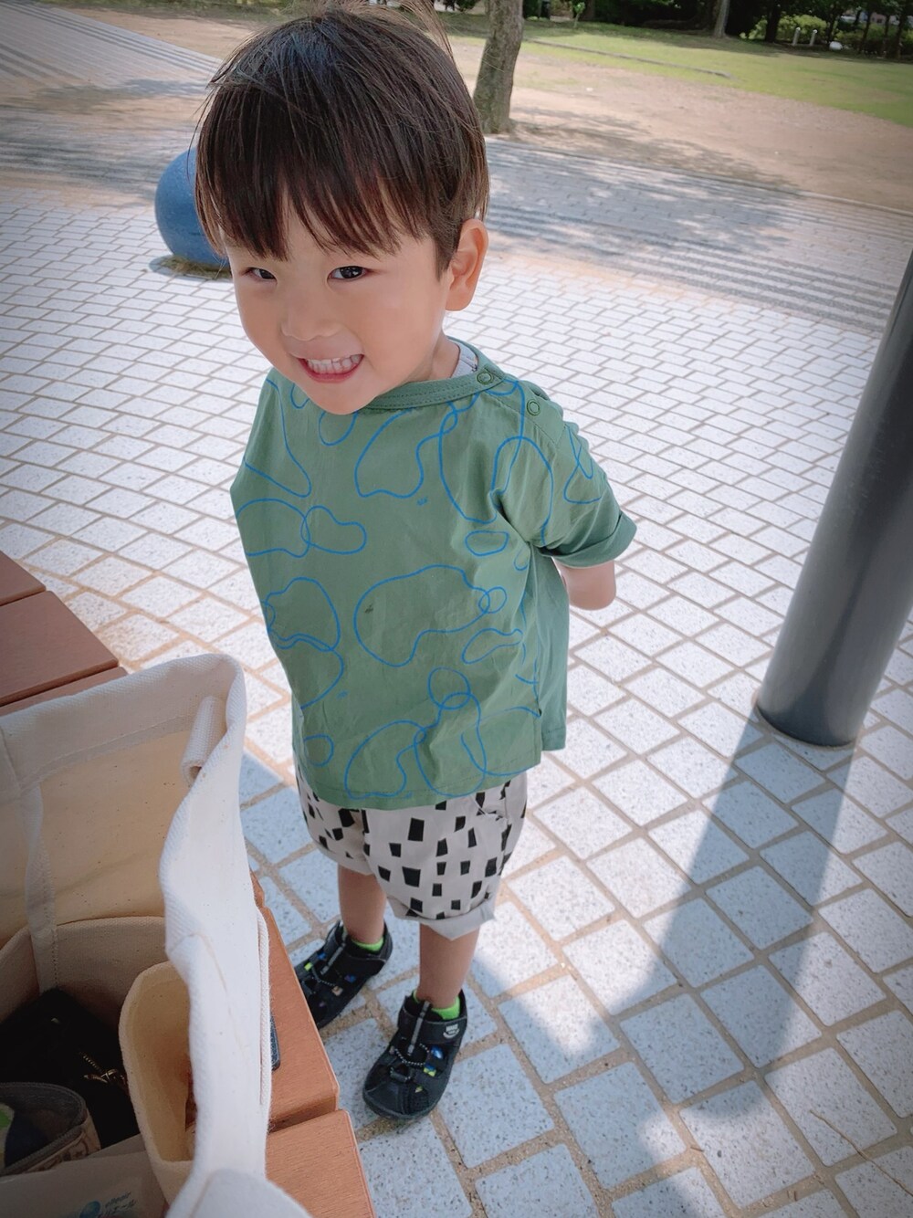 グリーン系のTシャツ/カットソー、ベージュ系のその他パンツ、ブラック系のサンダルを着用したキッズの夏コーディネートの1枚目の写真