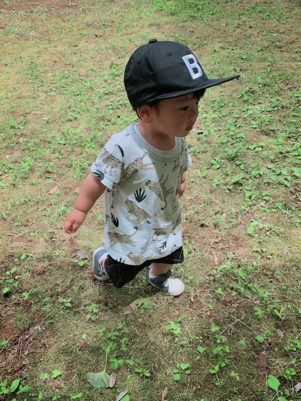 「Tシャツ、ひょう柄、キッズコーデ、キャップ、シンプル、スニーカー」｜「Toysrusの刺繍フラットキャップ（キャップ、ブラック系）」を使った、ぎんのすけとすずのすけさん（キッズ・110cm）の夏コーディネートの1枚目の写真