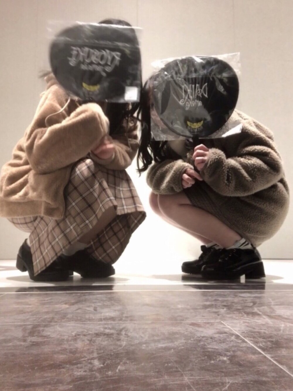 ベージュ系のジャケット/アウター、ブラック系のドレスシューズ、ホワイト系のニット/セーターを着用したレディースの春コーディネートの1枚目の写真