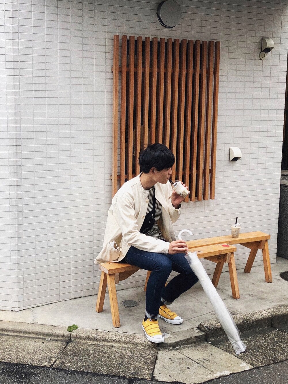 「休日スタイル、シンプル、大学生、converse、カフェ」｜「Steven Alanの＜Steven Alan＞ ORGANIC O/D STAND COVERALL/カバーオール（カバーオール、ベージュ系）」を使った、Yuta さん（メンズ・180cm）の夏コーディネートの1枚目の写真