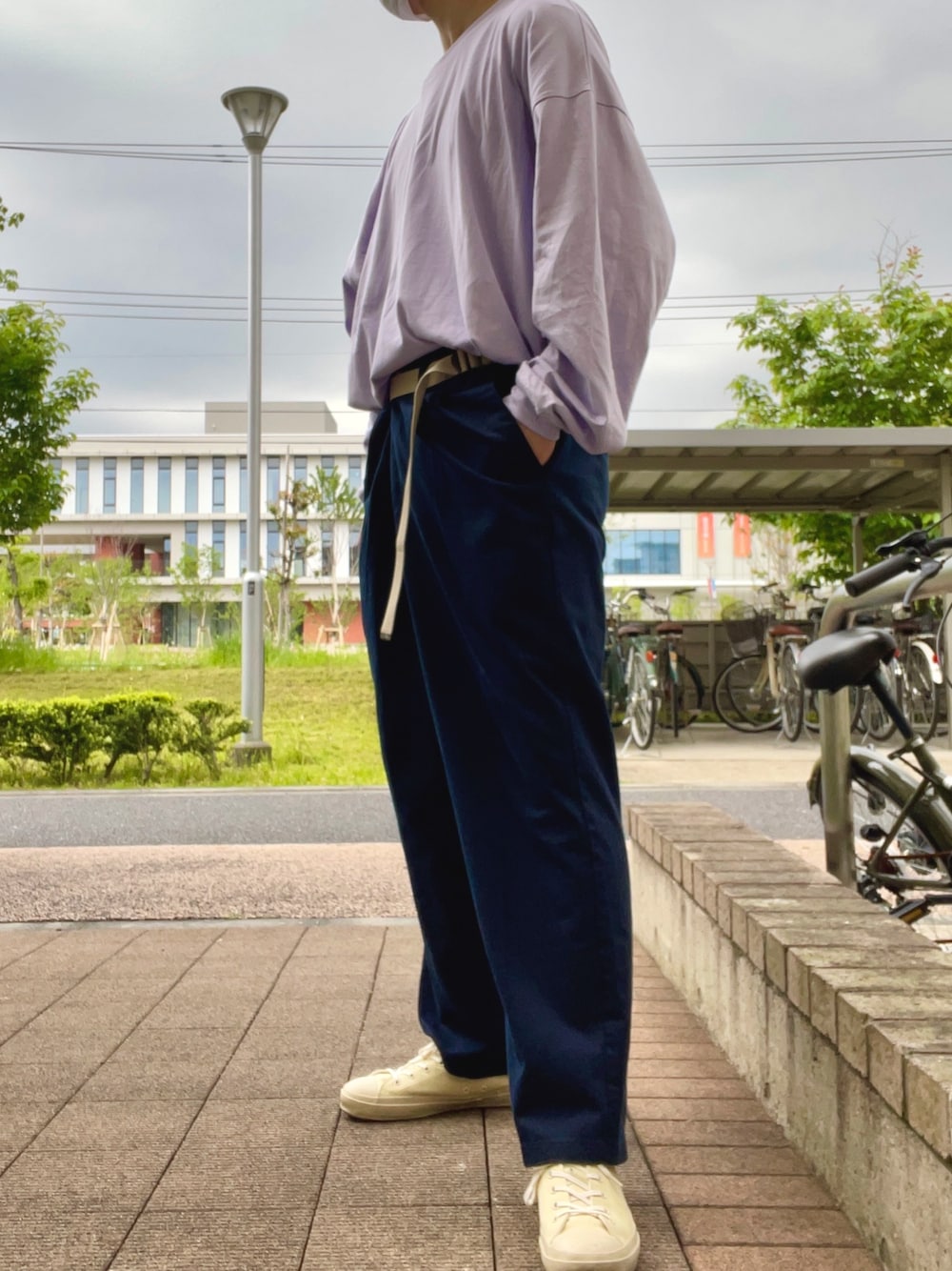 「今日のコーデ、シンプルコーデ、リラックススタイル、スニーカーコーデ、チノパン、大学生、おしゃれさんと繋がりたい、オーバーサイズ、ゆったりコーデ、休日スタイル」｜「MAISON EUREKAの【MAISON EUREKA(メゾンエウレカ)】ヴィンテージリワークチノワイドパンツ（チノパンツ、ブルー系）」を使った、Yuta さん（メンズ・181cm）の春コーディネートの1枚目の写真