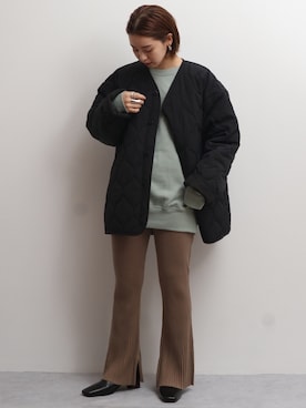 「リブニット」｜「アイテム（スウェット）」を使った、小山 愛梨さん（レディース・153cm）の冬コーディネート