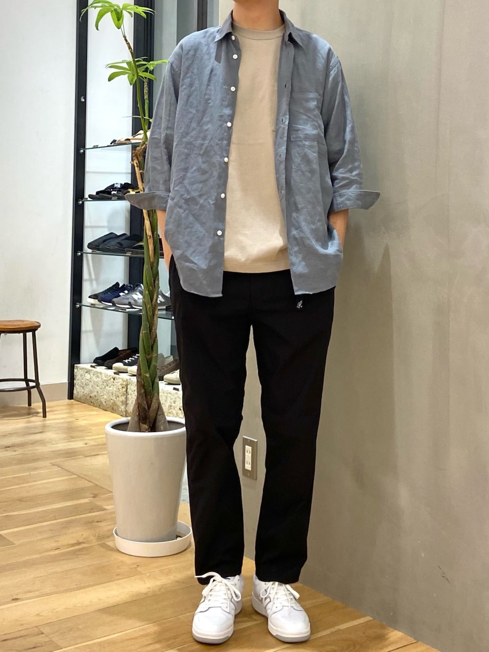 「テーパードパンツ、カジュアル、白スニーカー、リネン、シャツスタイル、黒パンツ、リネンシャツ、URBAN RESEARCH DOORS、アーバンリサーチドアーズ、オトナカジュアル」｜「URBAN RESEARCH DOORSのLinen 7分袖 Shirts（シャツ/ブラウス、ブルー系）」を使った、ショウゴさん（メンズ・182cm）の春コーディネートの1枚目の写真
