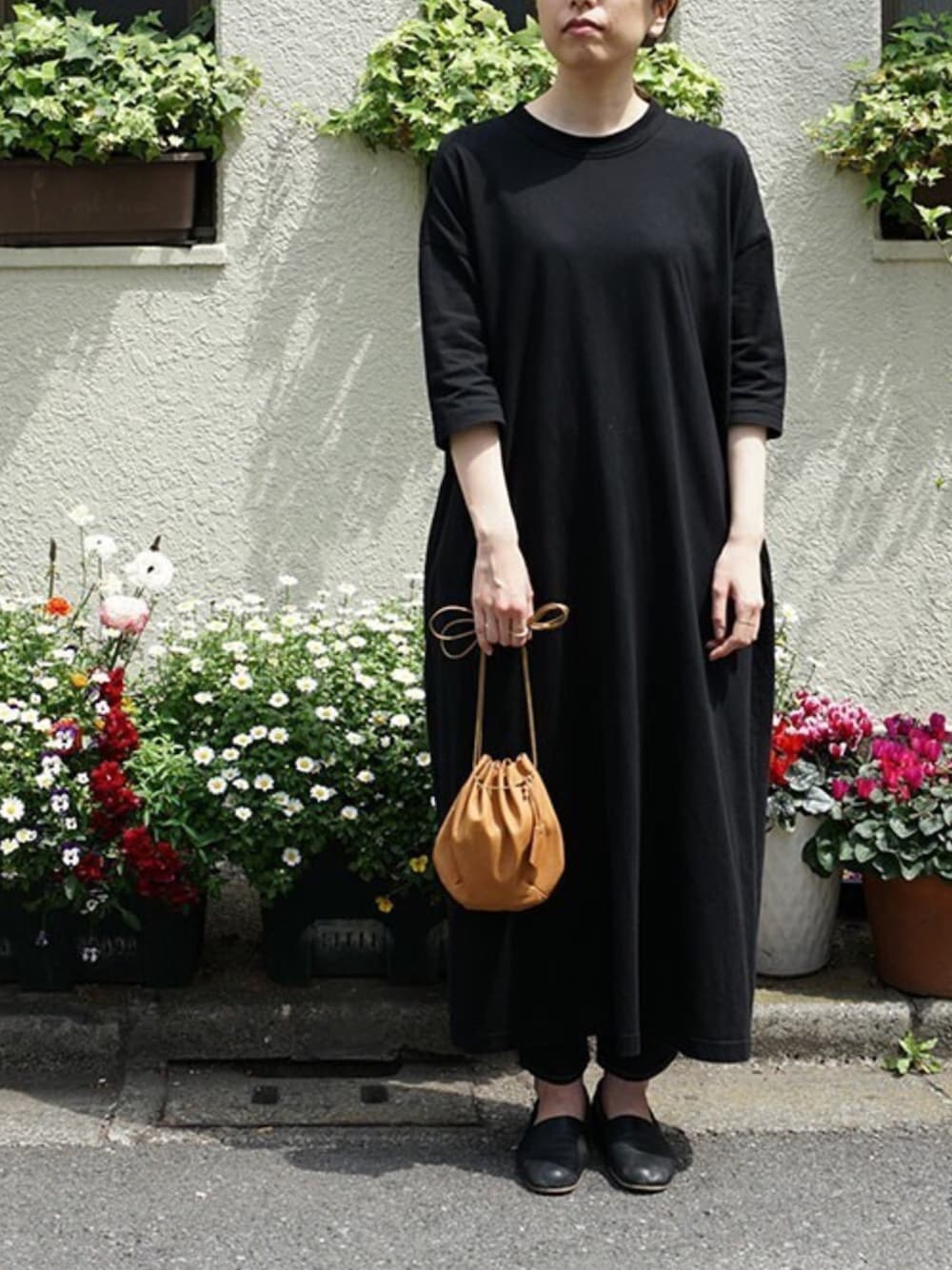 「ワンピース、レザー、ブラックコーデ、無印良品、MUJI、大人カジュアル、巾着バッグ、ootd、レザーバッグ、ワンピーススタイル」｜「RENのWEB限定【レザーショルダーバッグ】ハリー・バルーンショルダー（ドラムバッグ、イエロー系）」を使った、RENさん（レディース・165cm）の春コーディネートの1枚目の写真