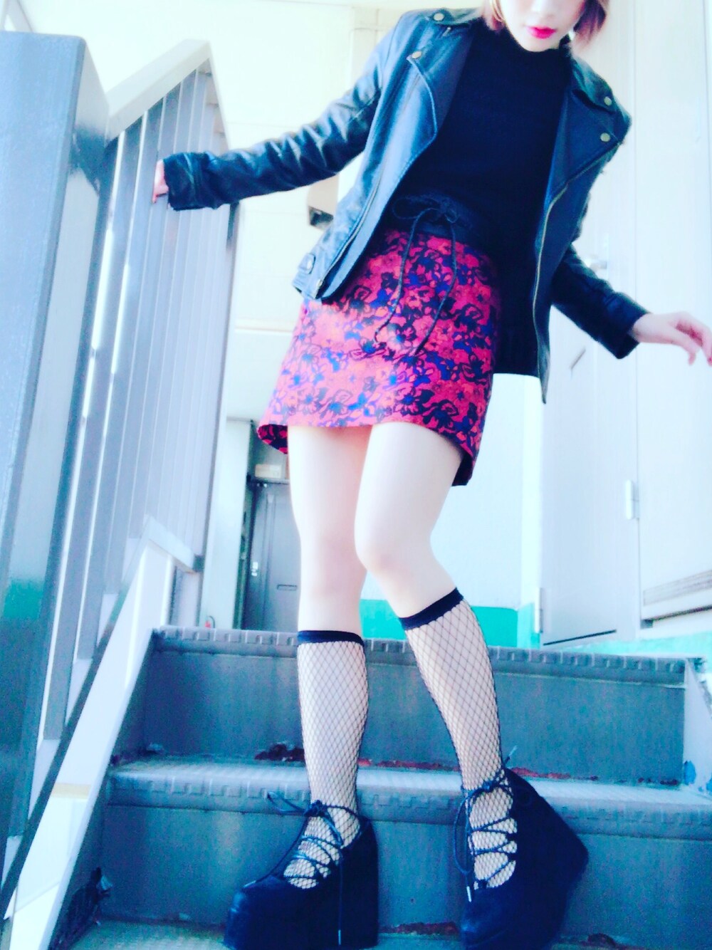 「休日スタイル、あみこみ、レースアップシューズ、個性、ライダース、ライダースジャケット、レトロ、タイトスカート、SLY、花柄」｜「SLYのNOSTALGIA FLORAL SK（スカート、レッド系）」を使った、おりこさん（レディース・155cm）の冬コーディネートの1枚目の写真