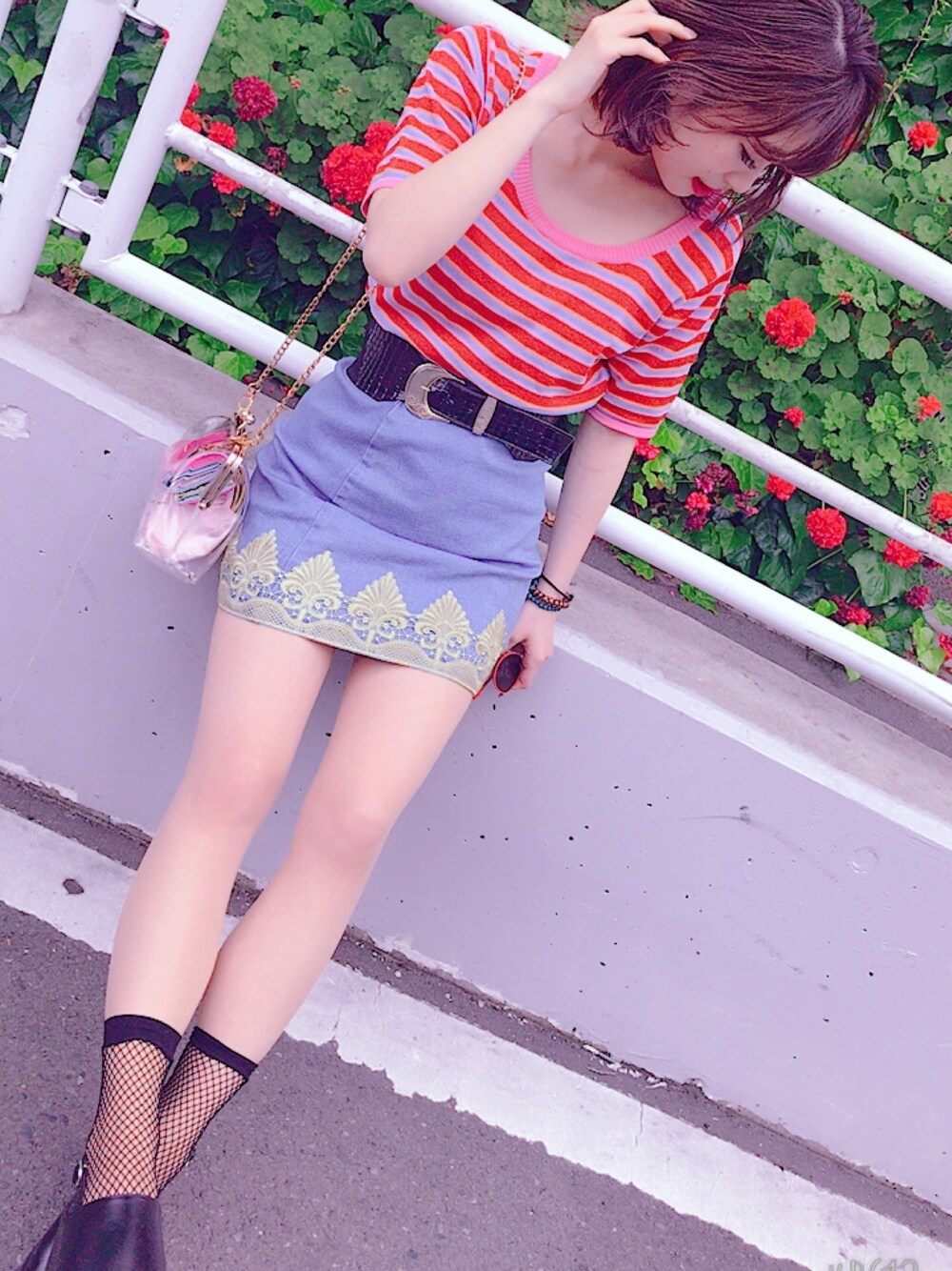 「ボーダー、ラメ、個性、デニムスカート、jouetie、EVRIS 、ラフ、サンダル、カジュアル、夏コーデ」｜「jouetieのマルチラメボーダーニット（ニット/セーター、レッド系）」を使った、おりこさん（レディース・155cm）の春コーディネートの1枚目の写真