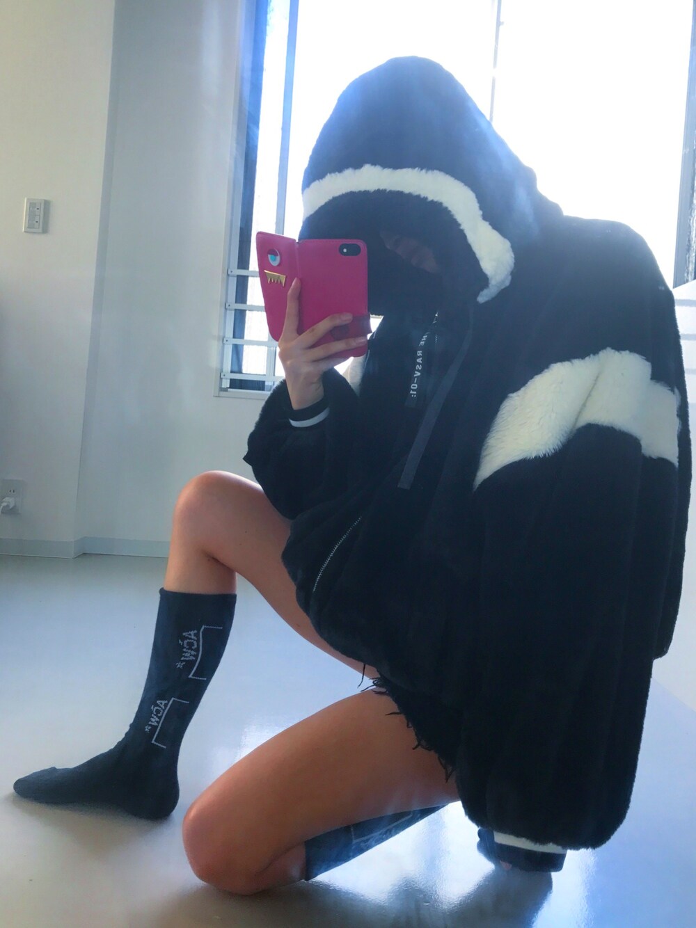 「冬コーデ、シンプル、おしゃれさんと繋がりたい、モノトーン、モノクローム、個性、韓国、フード、廷臣」｜「RASVOAのファーラインパーカ（その他アウター、ブラック系）」を使った、おりこさん（レディース・155cm）の秋コーディネートの1枚目の写真