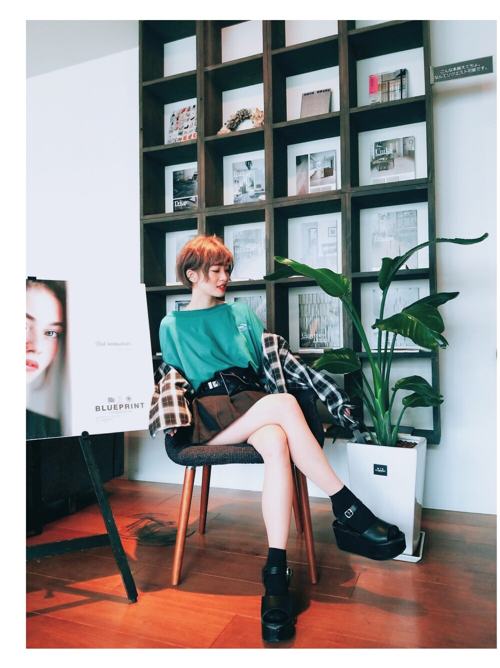 「韓国、チェックシャツ、シンプルコーデ、はるコーデ、STYLENANDA、カフェ、おしゃれさんと繋がりたい、韓国ファッション、グリーン、ショートカット」｜「STYLENANDAのアイテム（Tシャツ/カットソー、グリーン系）」を使った、おりこさん（レディース・155cm）の春コーディネートの1枚目の写真