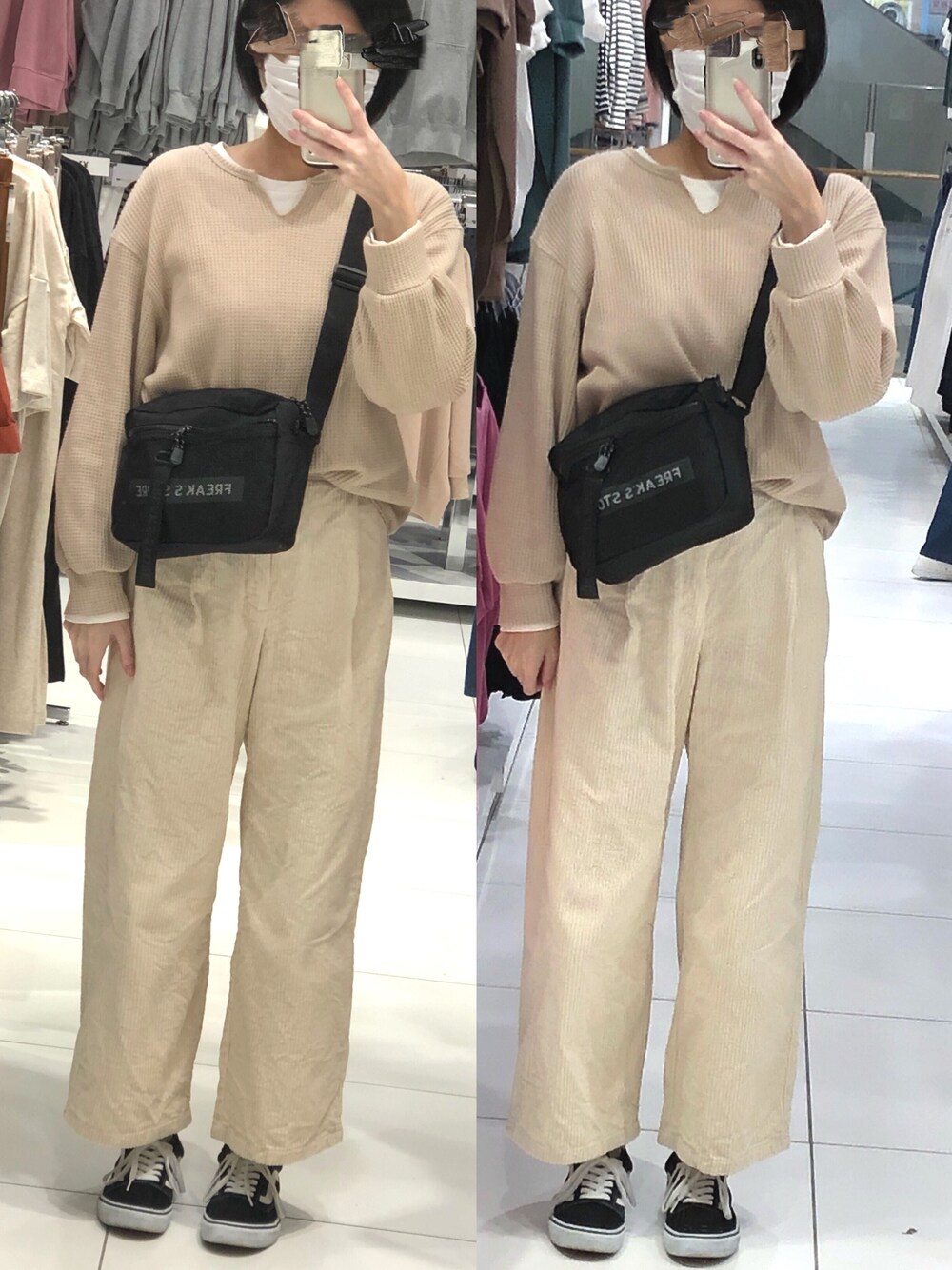 ベージュ系のTシャツ/カットソー、ホワイト系のTシャツ/カットソー、ブラック系のショルダーバッグを着用したレディースの春コーディネートの1枚目の写真