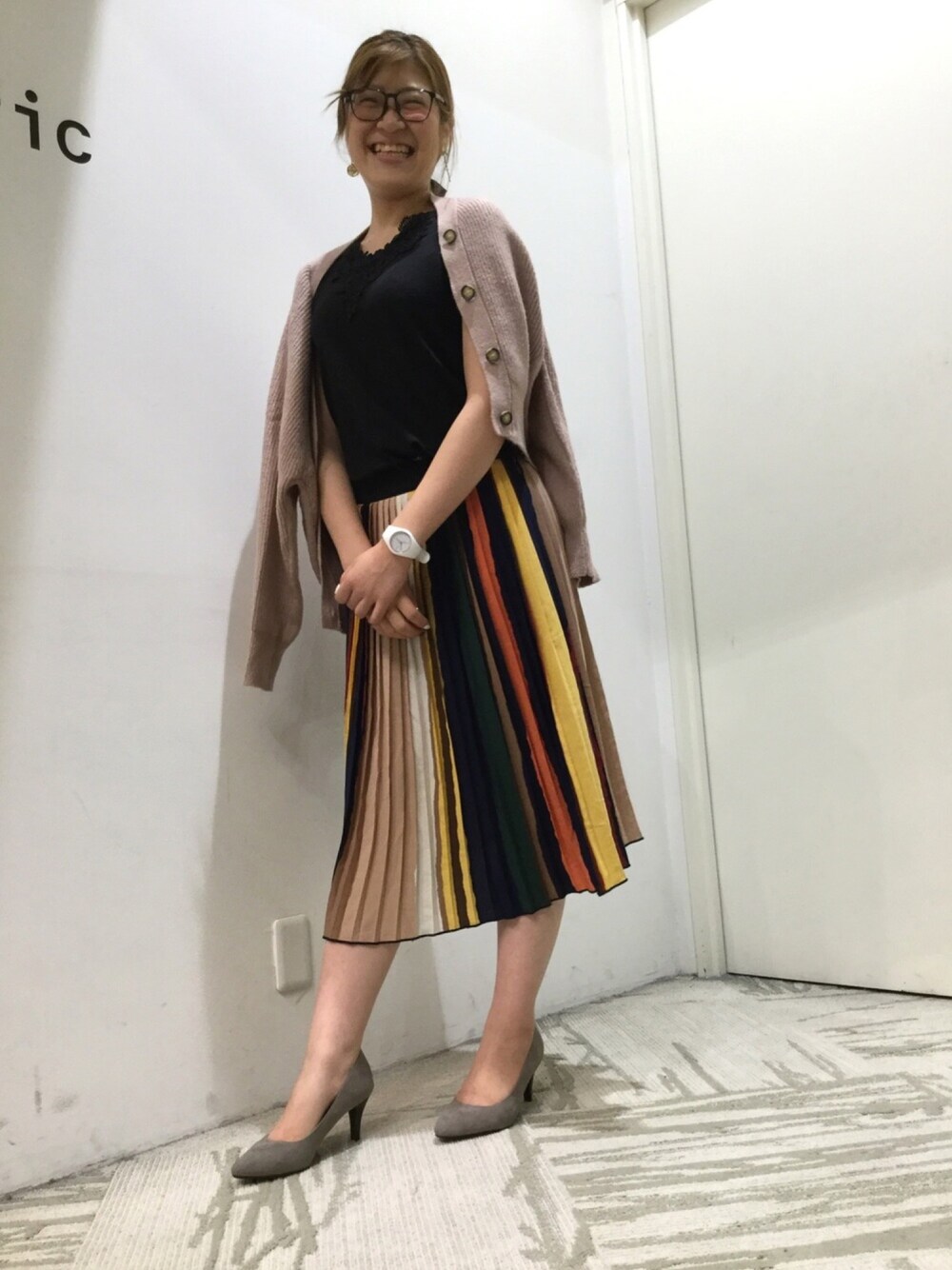 グレー系のパンプス、その他のスカートを着用したレディースの秋コーディネートの1枚目の写真