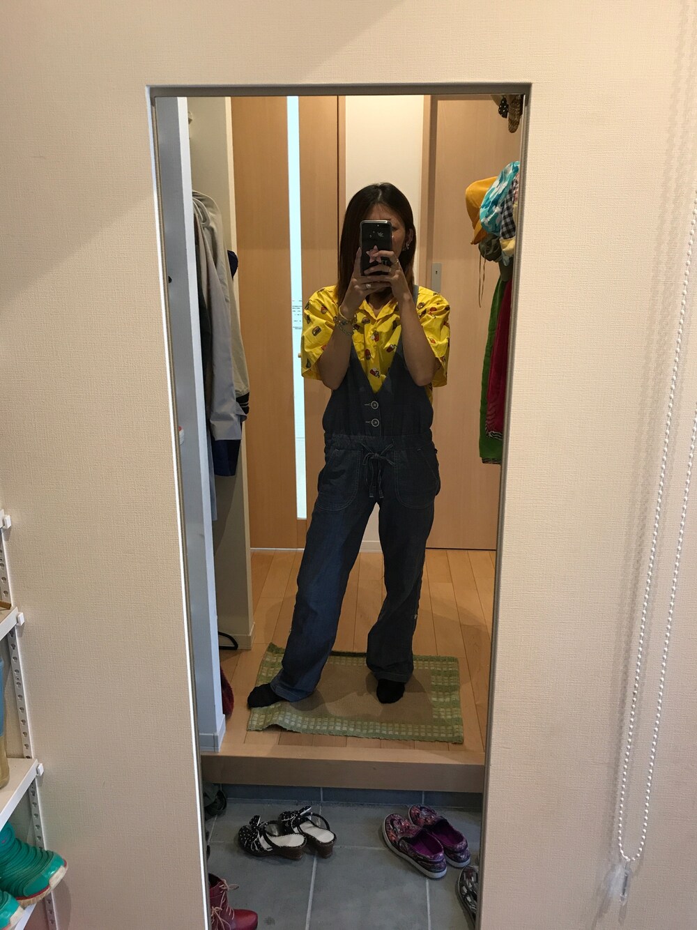 イエロー系のシャツ/ブラウスを着用したレディースの夏コーディネートの1枚目の写真