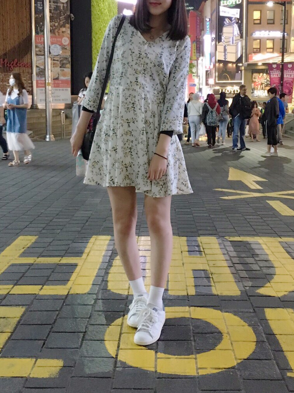 「dholic、adidas、stan smith、korea、韓国ファッション」｜「DHOLICのVネックフローラルフレアミニワンピース（ワンピース、ホワイト系）」を使った、Mayu さん（レディース・165cm）の夏コーディネートの1枚目の写真