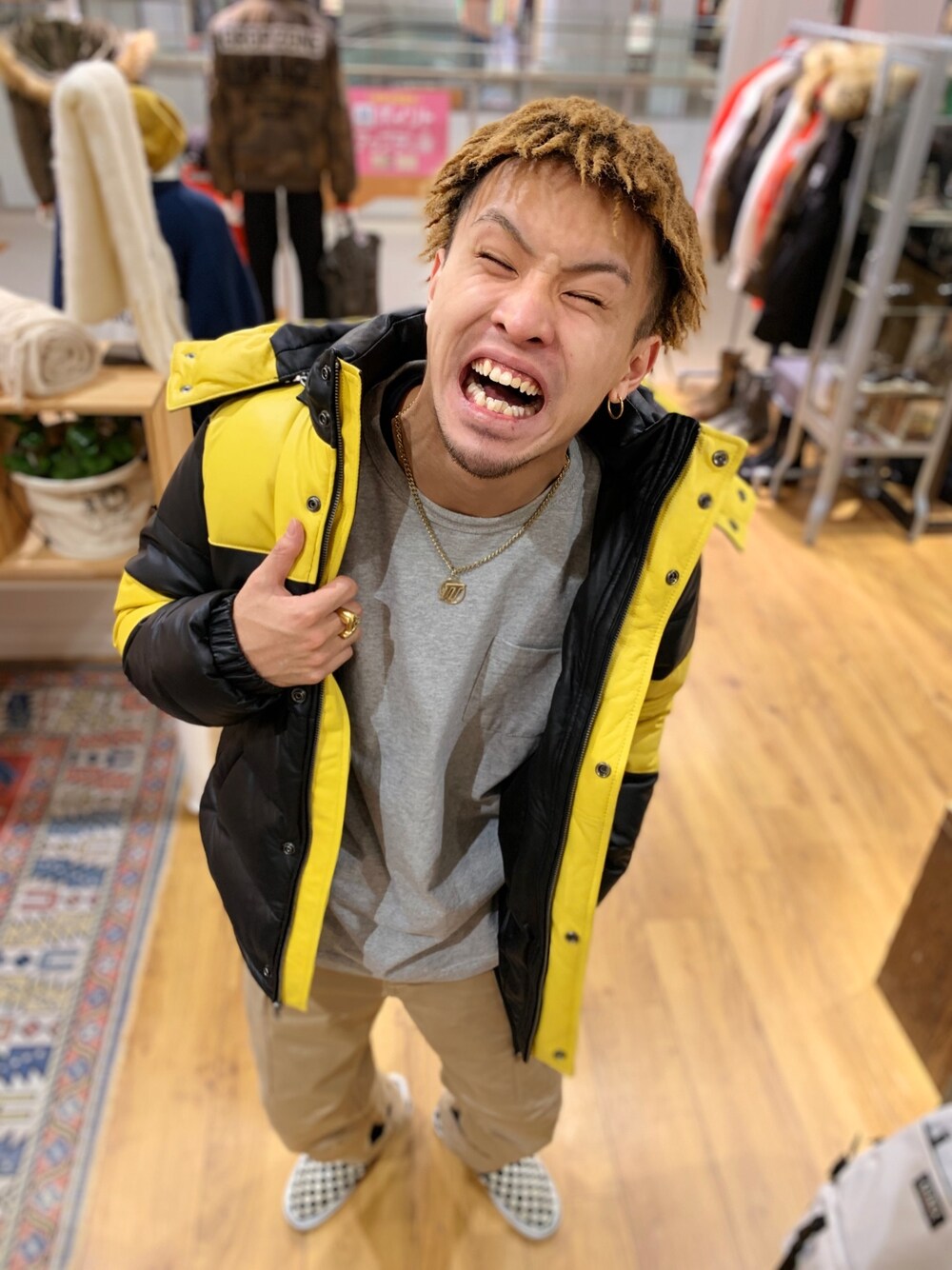 イエロー系のダウンジャケット/コートを着用したメンズの秋コーディネートの1枚目の写真