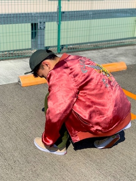 「アイテム（スカジャン、ピンク系）」を使った、Taiseiさん（メンズ・177cm）の冬コーディネート