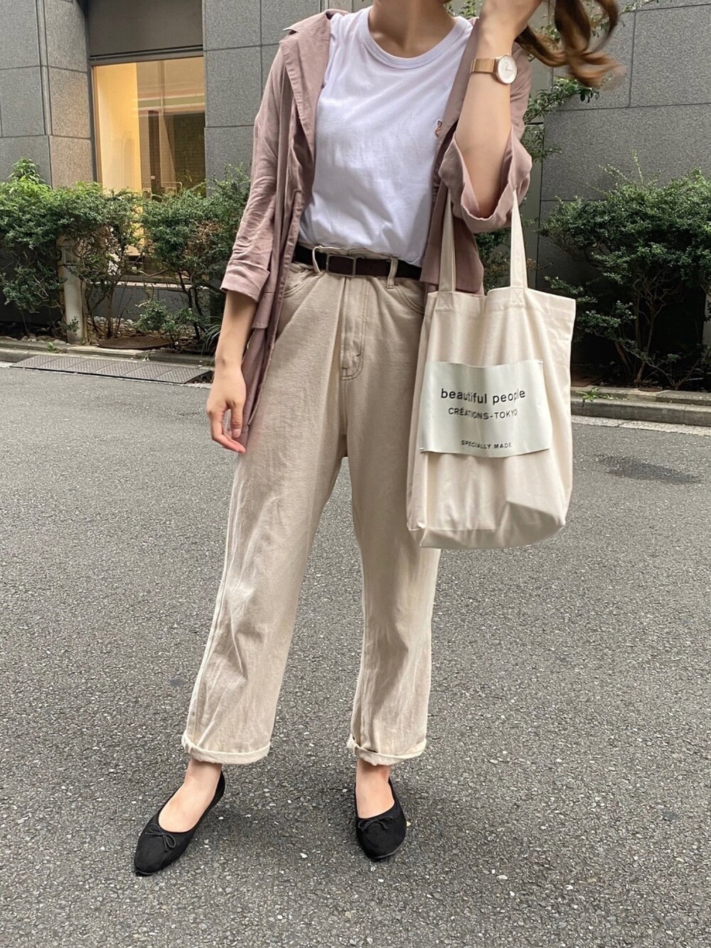 ホワイト系のデニムパンツ、ブラック系のバレエシューズ、ホワイト系のトートバッグを着用したレディースの秋コーディネートの1枚目の写真