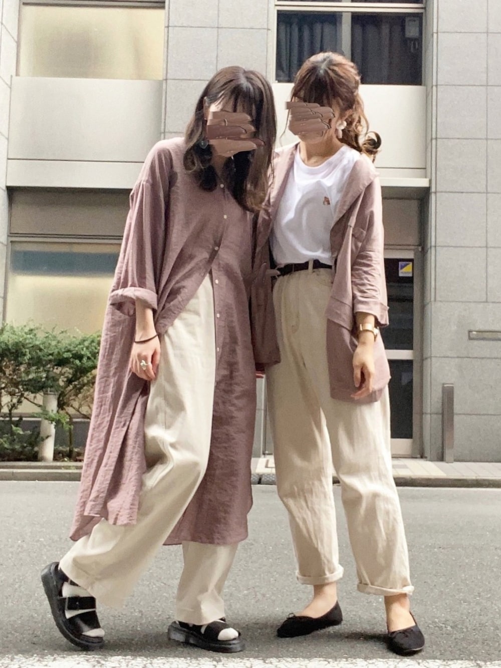 ブラウン系のテーラードジャケット、ホワイト系のTシャツ/カットソー、ホワイト系のデニムパンツを着用したレディースの秋コーディネートの1枚目の写真