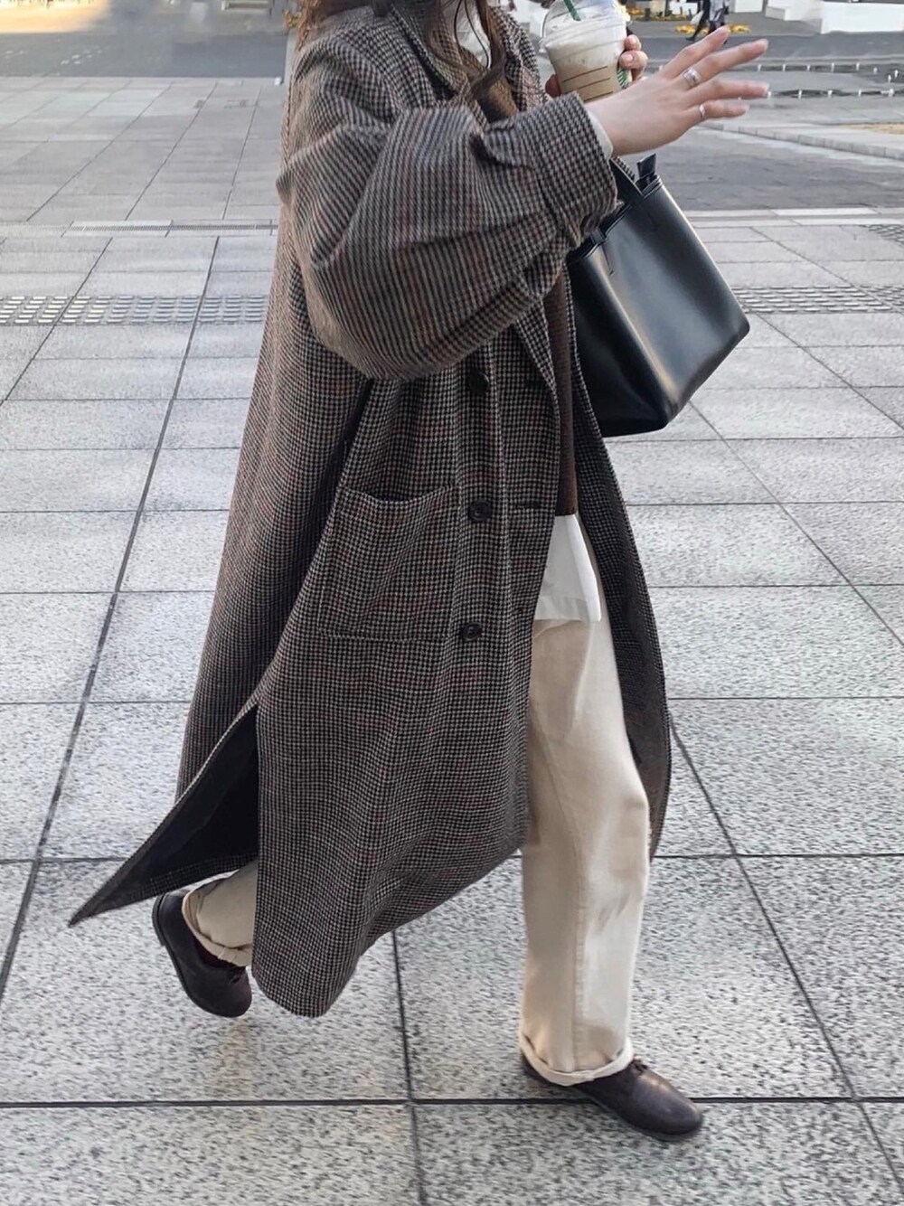 グレー系のその他アウター、ブラウン系のニット/セーター、ホワイト系のシャツ/ブラウスを着用したレディースの冬コーディネートの1枚目の写真