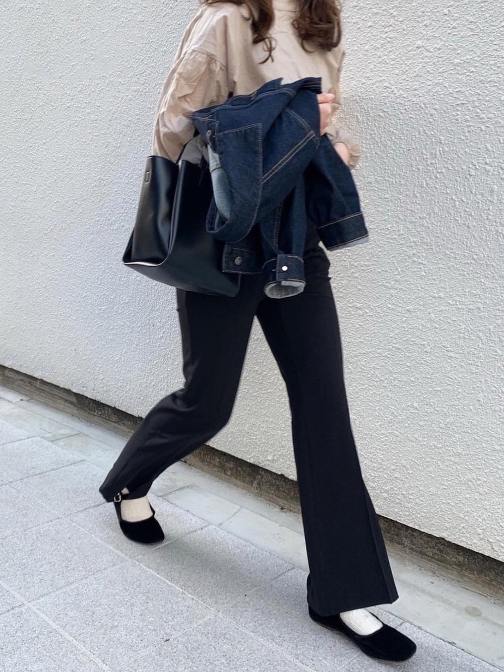 ブラック系のスラックス、ブルー系のデニムジャケット、ベージュ系のシャツ/ブラウスを着用したレディースの春コーディネートの1枚目の写真