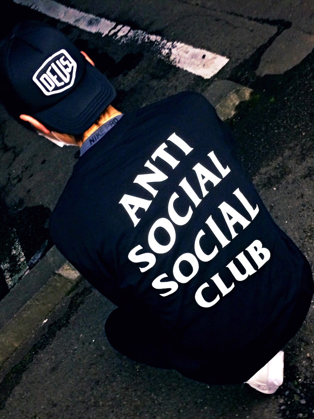 ブラック系のシャツ/ブラウス、ホワイト系のスニーカー、ブラック系のキャップを着用したメンズの冬コーディネートの1枚目の写真