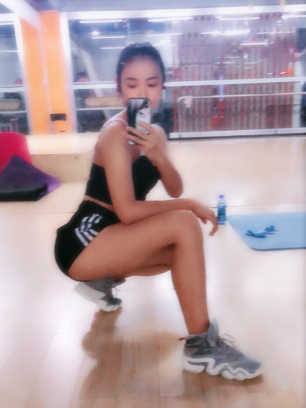 「运动 」｜「adidasのアイテム（スニーカー、グレー系）」を使った、懵二蓉さん（レディース・165cm）の夏コーディネートの1枚目の写真