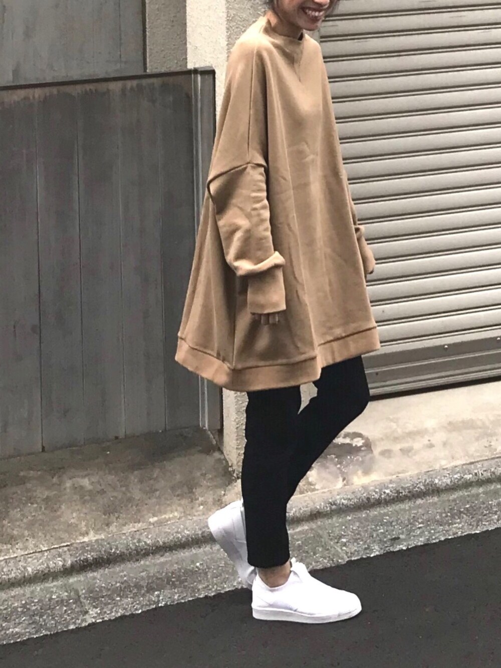 「秋服準備はじめました、ベージュコーデ、先行受注会、avie、秋、オトナカジュアル、オーバーサイズ、ゆるコーデ、ドルマン、きれいめカジュアル」｜「adidasのオリジナルス スーパースタースリッポン [SS SlipOn]（スリッポン、ホワイト系）」を使った、AIさん（レディース・156cm）の秋コーディネートの1枚目の写真