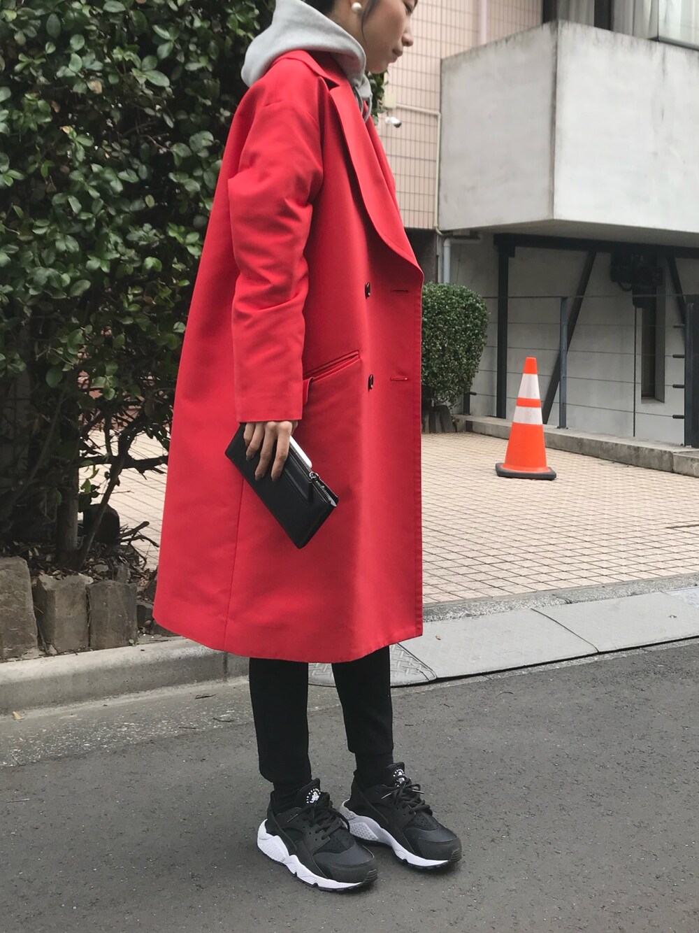 「春コーデ、赤コート、spring、大人カジュアル、オーバーサイズ、ナイキ、ナイキスニーカー、おだんごヘアー、3.1 phillip lim、ラフ」｜「AVIEのラウンドシルエットビッグコート（チェスターコート、レッド系）」を使った、AIさん（レディース・156cm）の春コーディネートの1枚目の写真