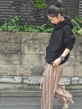 「ストライプ」｜「アイテム（アナログ腕時計）」を使った、AIさん（レディース・156cm）の夏コーディネート