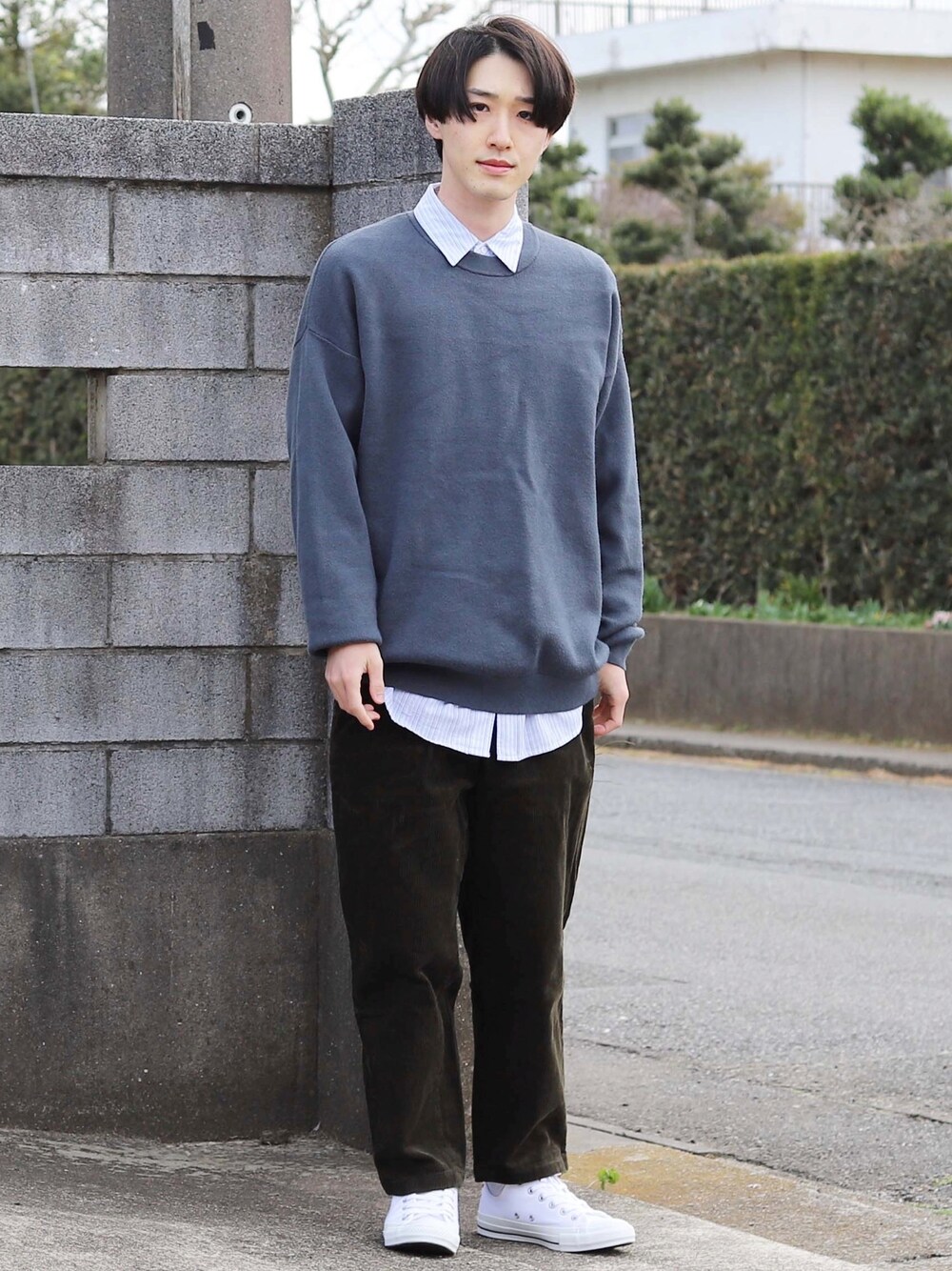 グリーン系のトップス、ブルー系のシャツ/ブラウス、グリーン系のパンツを着用したメンズの春コーディネートの1枚目の写真