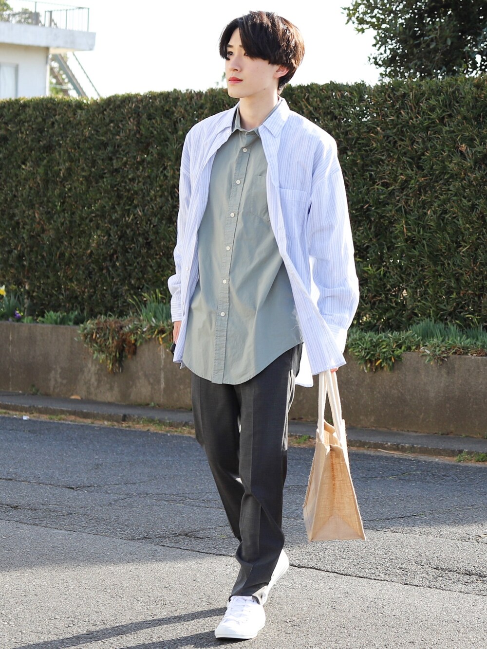 ブルー系のシャツ/ブラウス、グリーン系のシャツ/ブラウス、グレー系のスラックスを着用したメンズの春コーディネートの1枚目の写真