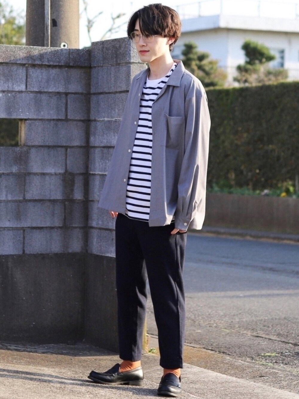 グレー系のシャツ/ブラウス、ホワイト系のトップス、ブルー系のパンツを着用したメンズの春コーディネートの1枚目の写真
