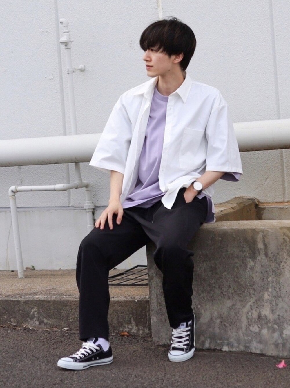ホワイト系のシャツ/ブラウス、パープル系のトップス、ブラック系のその他パンツを着用したメンズの春コーディネートの1枚目の写真