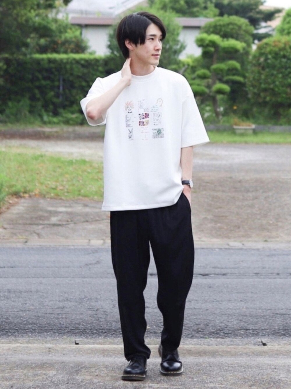 ホワイト系のTシャツ/カットソー、ブラック系のその他パンツ、ブラック系のブーツを着用したメンズの夏コーディネートの1枚目の写真