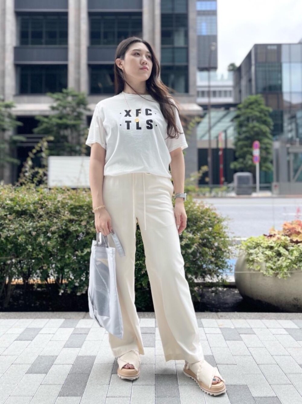 ホワイト系のその他パンツ、グレー系のエコバッグ/サブバッグ、ホワイト系のTシャツ/カットソーを着用したレディースの夏コーディネートの1枚目の写真