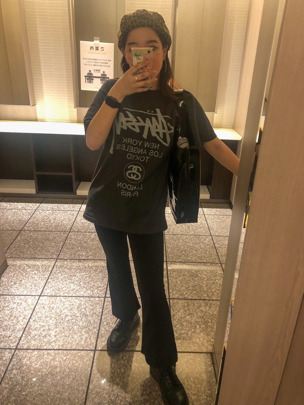 「stussy、ベレー帽、レオパード、フレアパンツ、ビッグT」｜「STUSSYのアイテム（Tシャツ/カットソー、グレー系）」を使った、ᴋᴀɴᴀさん（レディース・160cm）の夏コーディネートの1枚目の写真