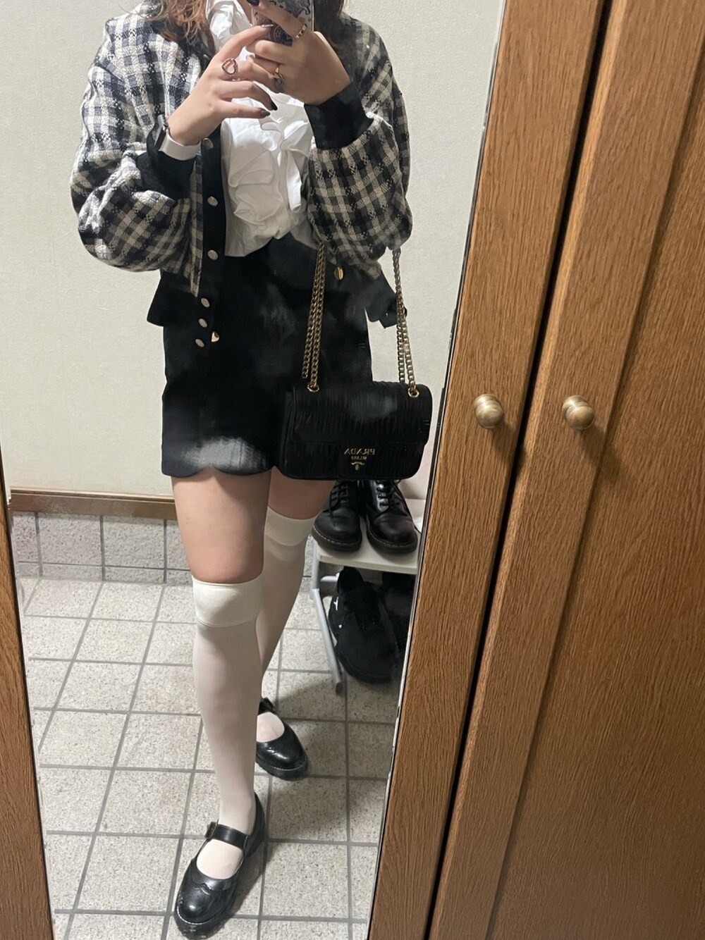 「今日のコーデ、レザーLOVEスナップ、古着コーデ、ニーハイソックス、ブラウス」｜「PRADAのアイテム（ショルダーバッグ、ブラック系）」を使った、ᴋᴀɴᴀさん（レディース・160cm）の秋コーディネートの1枚目の写真