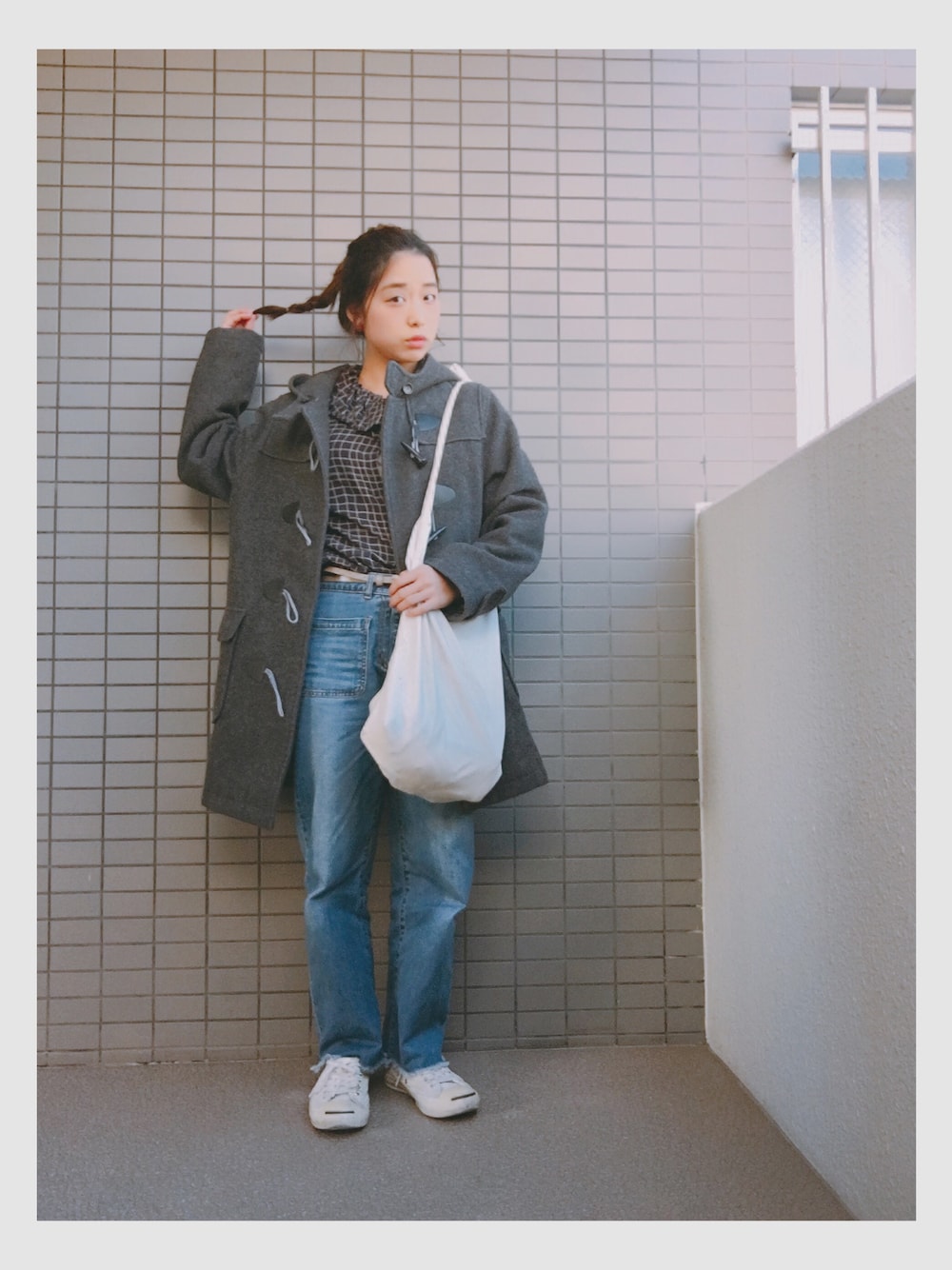 「冬、シンプルコーデ、休日スタイル、デニム、ゆるコーデ、152cm、ootd、ラーメンマンヘア、デート、シンプル」｜「Kastaneのアイテム（シャツ/ブラウス、グレー系）」を使った、橋爪さん（レディース・152cm）の冬コーディネートの1枚目の写真