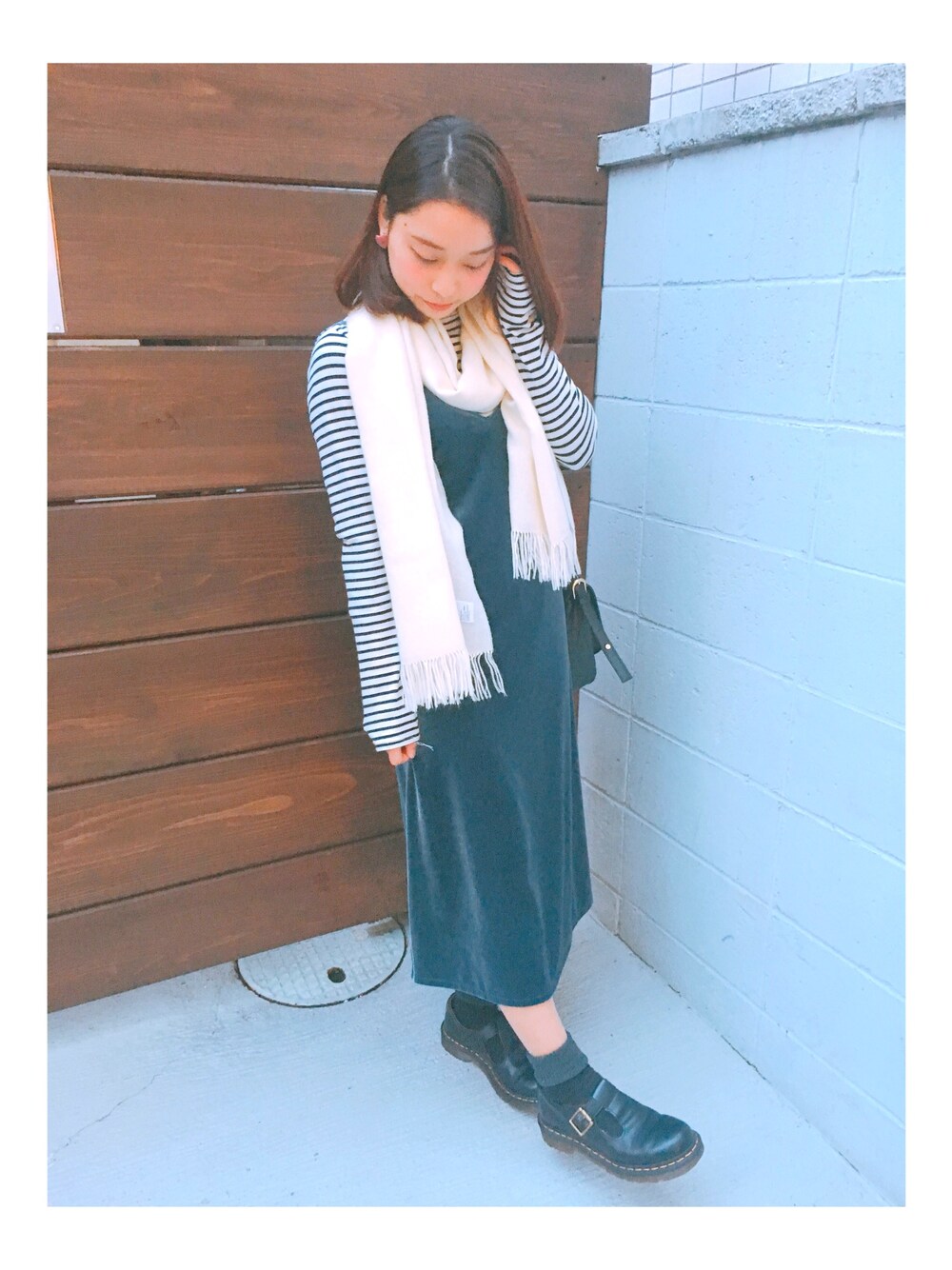 「シンプル、ドクターマーチン、カジュアルコーデ、ootd、おしゃれさんと繋がりたい、マフラー、152cm、休日スタイル」｜「UNIQLOのアイテム（つなぎ/オールインワン、ブルー系）」を使った、橋爪さん（レディース・152cm）の冬コーディネートの1枚目の写真
