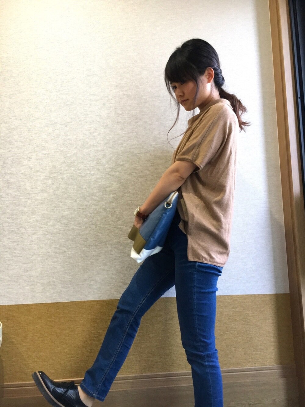 「休日スタイル、大人カジュアル、クラッチバッグ、デニム、ラフ、ヘアアレンジ、くるりんぱヘアー」｜「koeのアイテム（トップス、ベージュ系）」を使った、ぐっちっちさん（レディース・155cm）の夏コーディネートの1枚目の写真