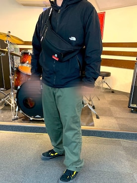 「古着のアイテム（カーゴパンツ、グリーン系）」を使った、motoさん（メンズ・173cm）の春コーディネート