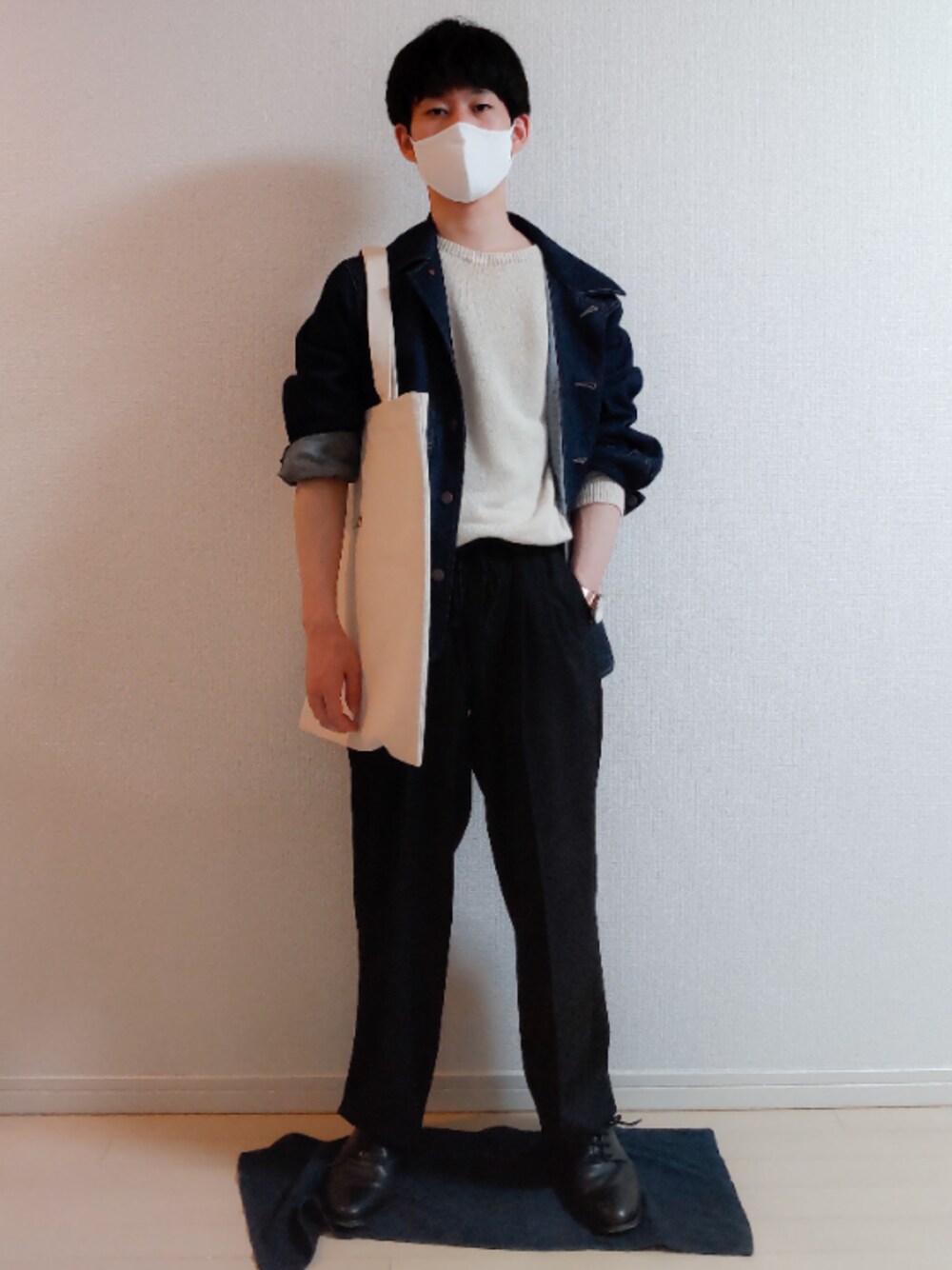 ベージュ系のニット/セーター、ブルー系のデニムジャケット、ブラック系のパンツを着用したメンズの春コーディネートの1枚目の写真