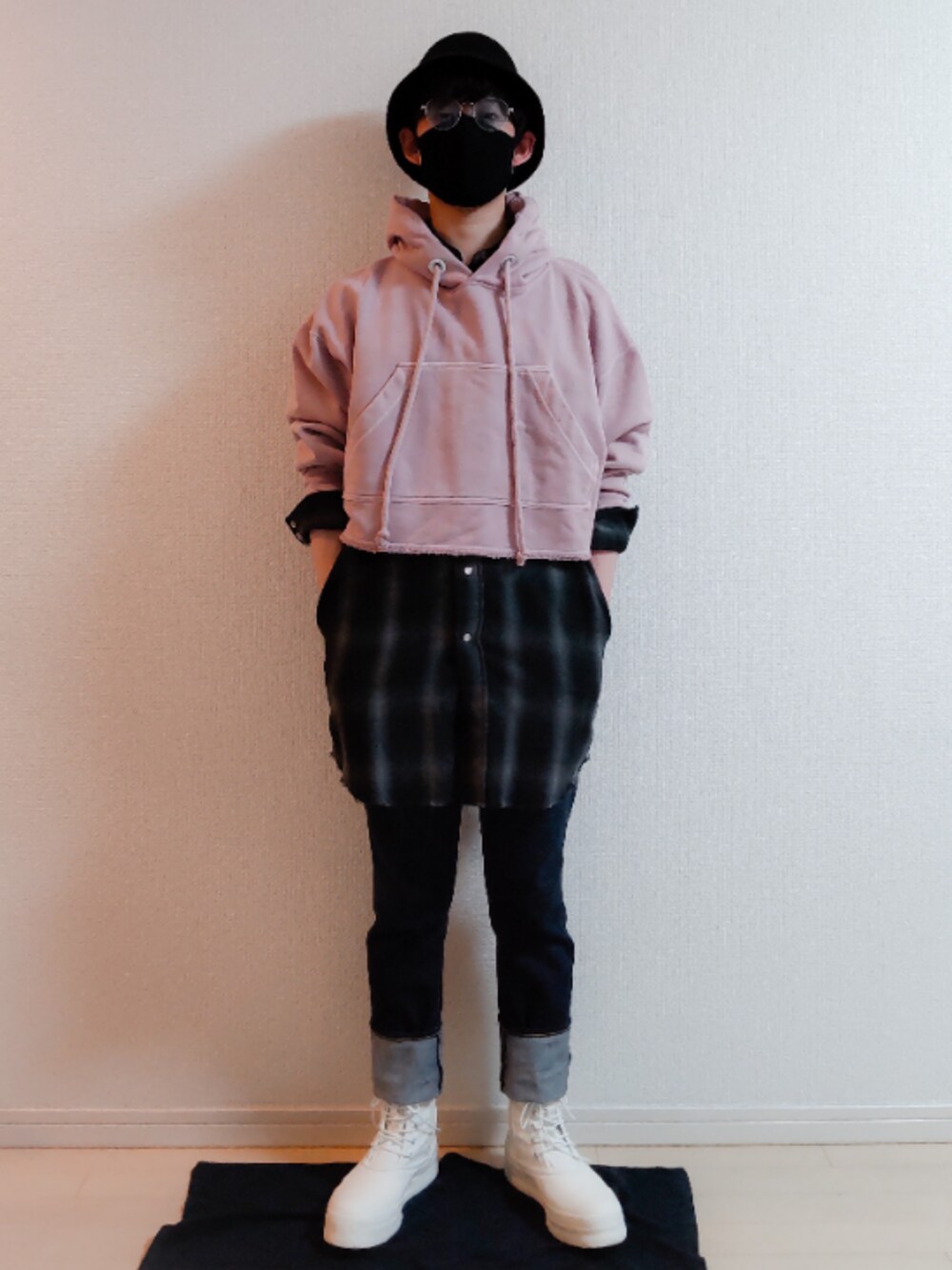 「ストリート、春コーデ、デニム、ストリートMIX、スニーカー、パーカー、バケットハット、チェックシャツ、ダメージ、ロールアップ」｜「KANGOLのKANGOL/カンゴール/Bermuda Casual/ベルハット（ハット、ブラック系）」を使った、AAaaさん（メンズ・168cm）の夏コーディネートの1枚目の写真