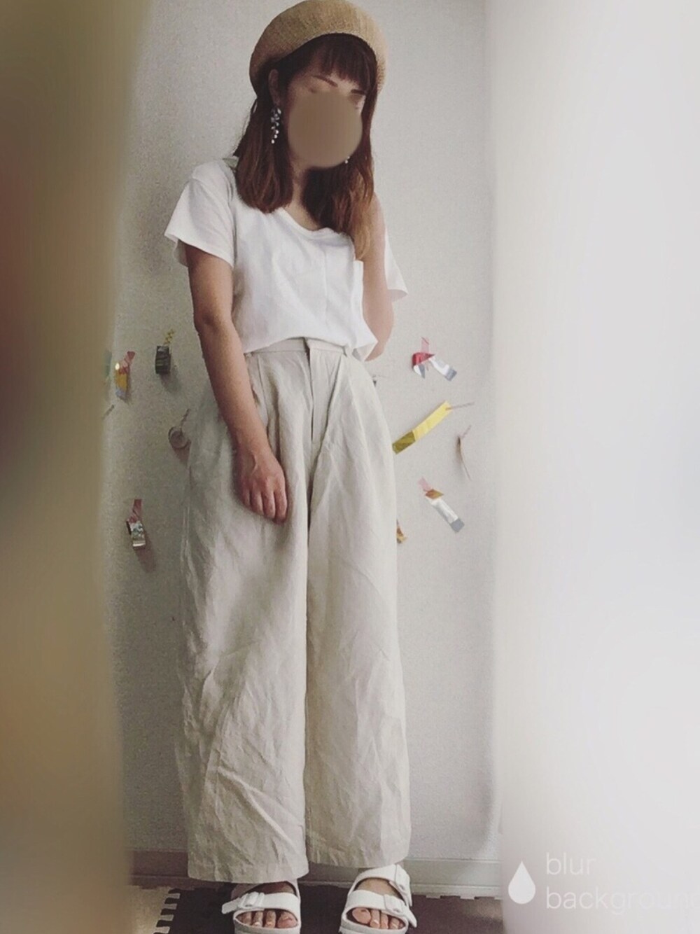 ホワイト系のTシャツ/カットソー、ホワイト系のパンツ、ホワイト系のシューズを着用したレディースの夏コーディネートの1枚目の写真