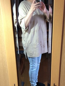 デニムパンツを使った ベージュtシャツ のレディース人気ファッションコーディネート Wear