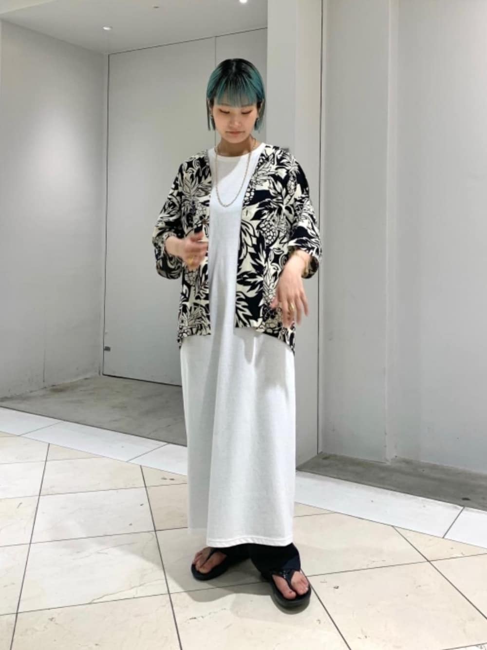 ブラック系のその他パンツ、ホワイト系のワンピース、ブラック系のシャツ/ブラウスを着用したレディースの夏コーディネートの1枚目の写真