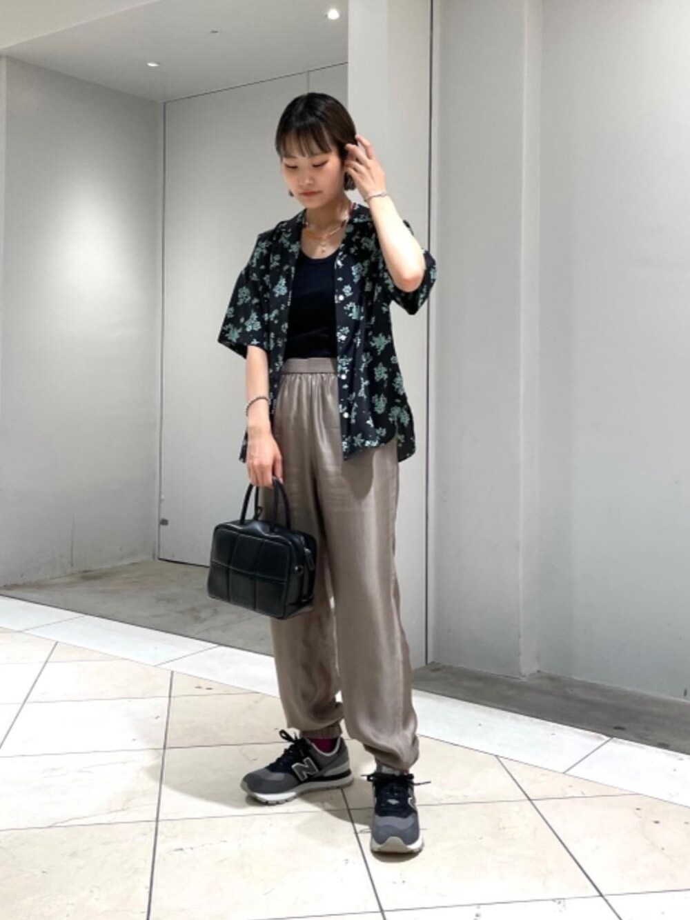 ブラック系のタンクトップ、ベージュ系のその他パンツ、ブラック系のシャツ/ブラウスを着用したレディースの夏コーディネートの1枚目の写真