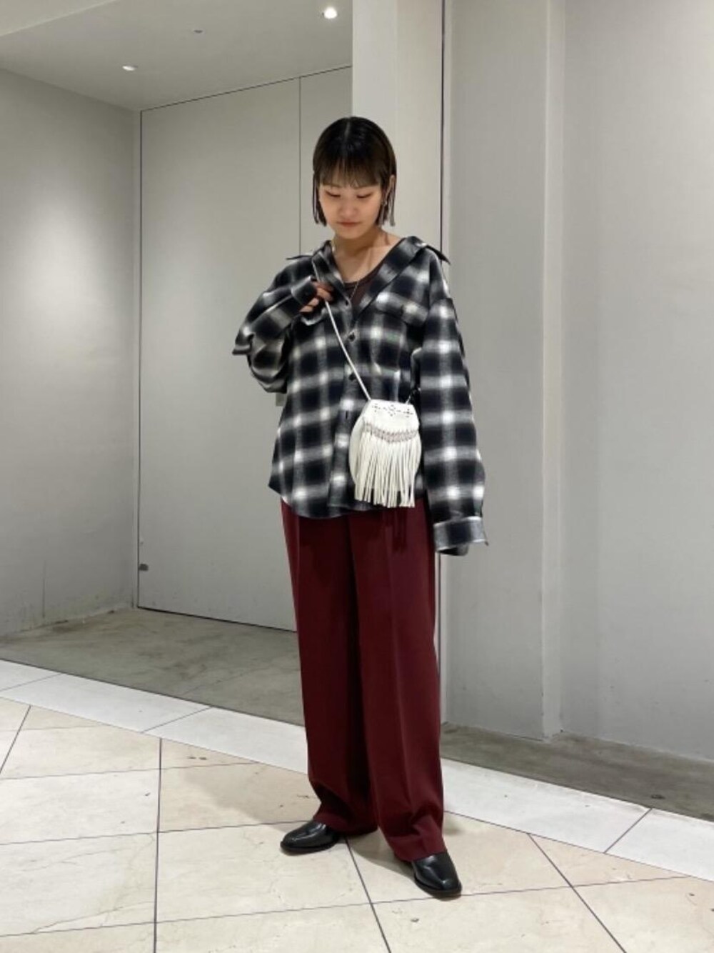 ブラック系のシャツ/ブラウス、ブラウン系のタンクトップ、ブラック系のその他シューズを着用したレディースの夏コーディネートの1枚目の写真