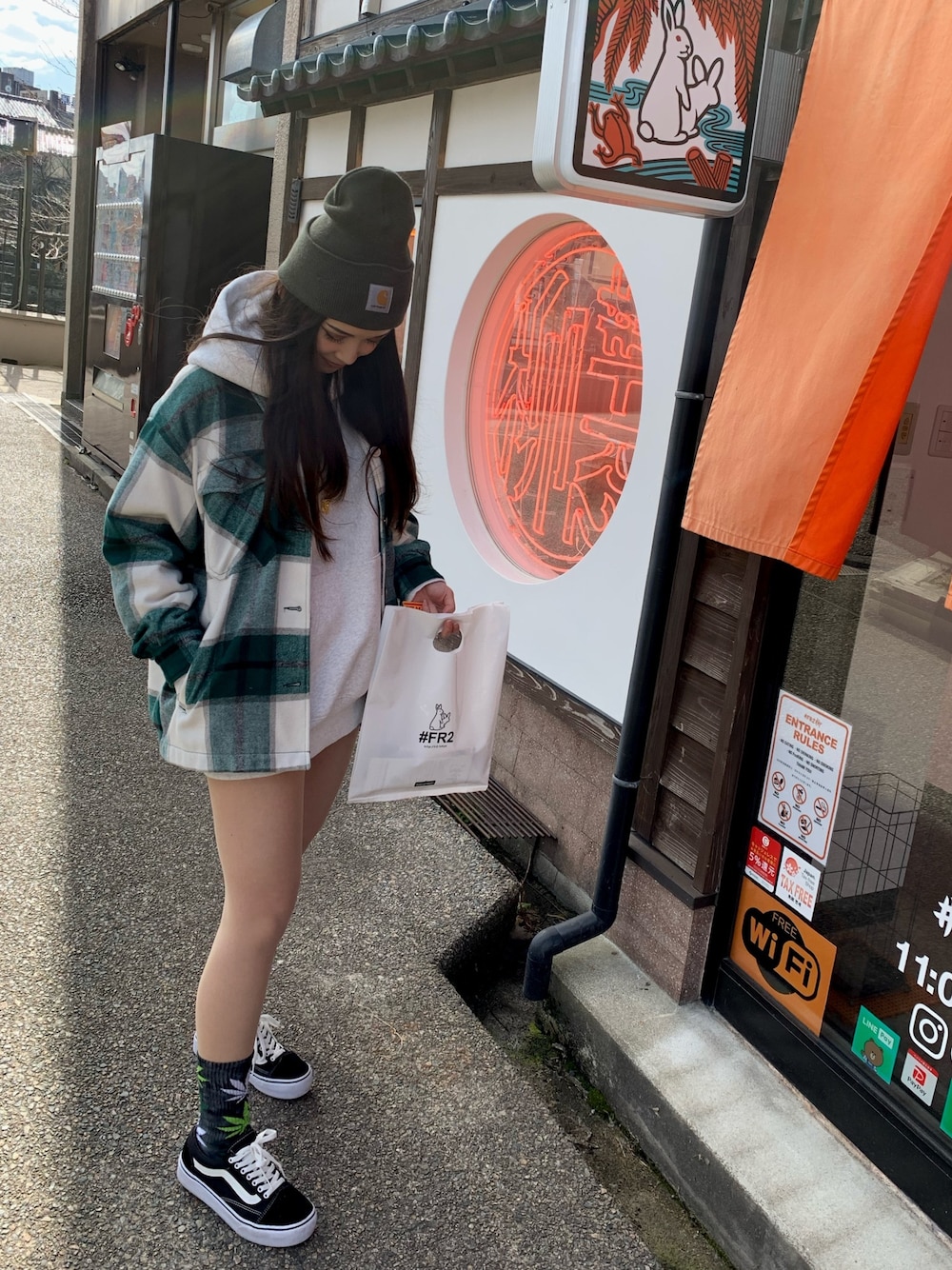 「休日スタイル、春、ZARA、チェックジャケット、グリーン、ストリートコーデ、carhartt、FR2 柳」｜「Carharttのカーハート Carharrt ニットキャップ ストリート（ニットキャップ/ビーニー、グリーン系）」を使った、m a r iさん（レディース・162cm）の春コーディネートの1枚目の写真
